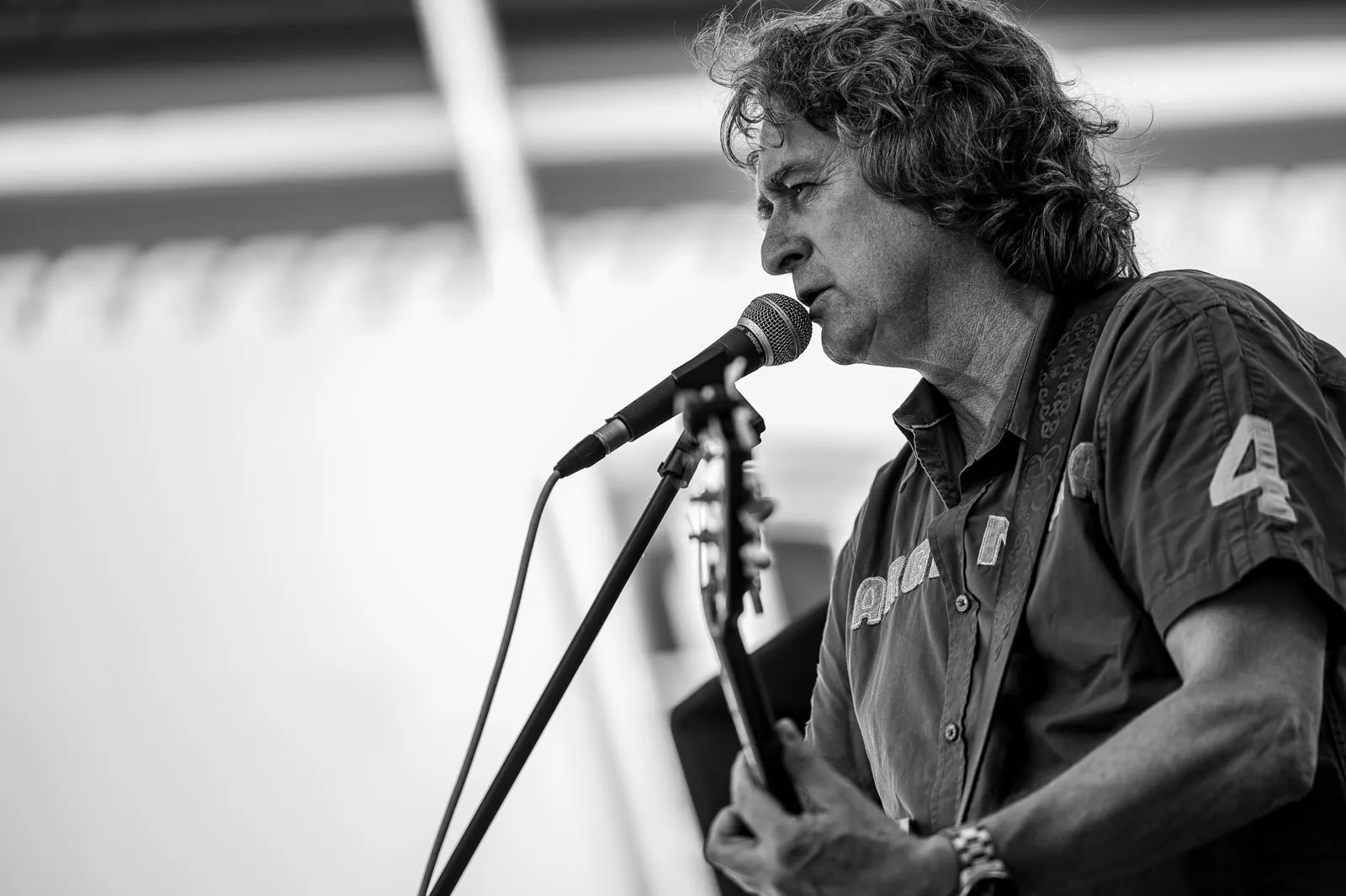 CRIZ mit Gitarre am Mikrofon